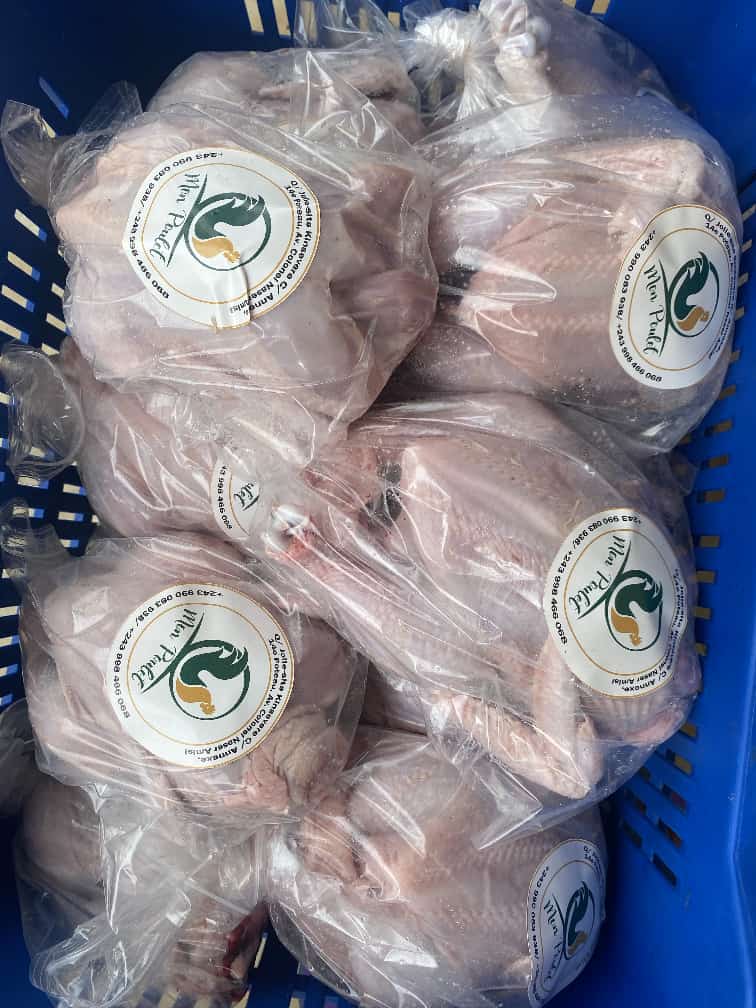 Poulets de chair abattus, emballés et prêts pour la vente sous la marque MON POULET